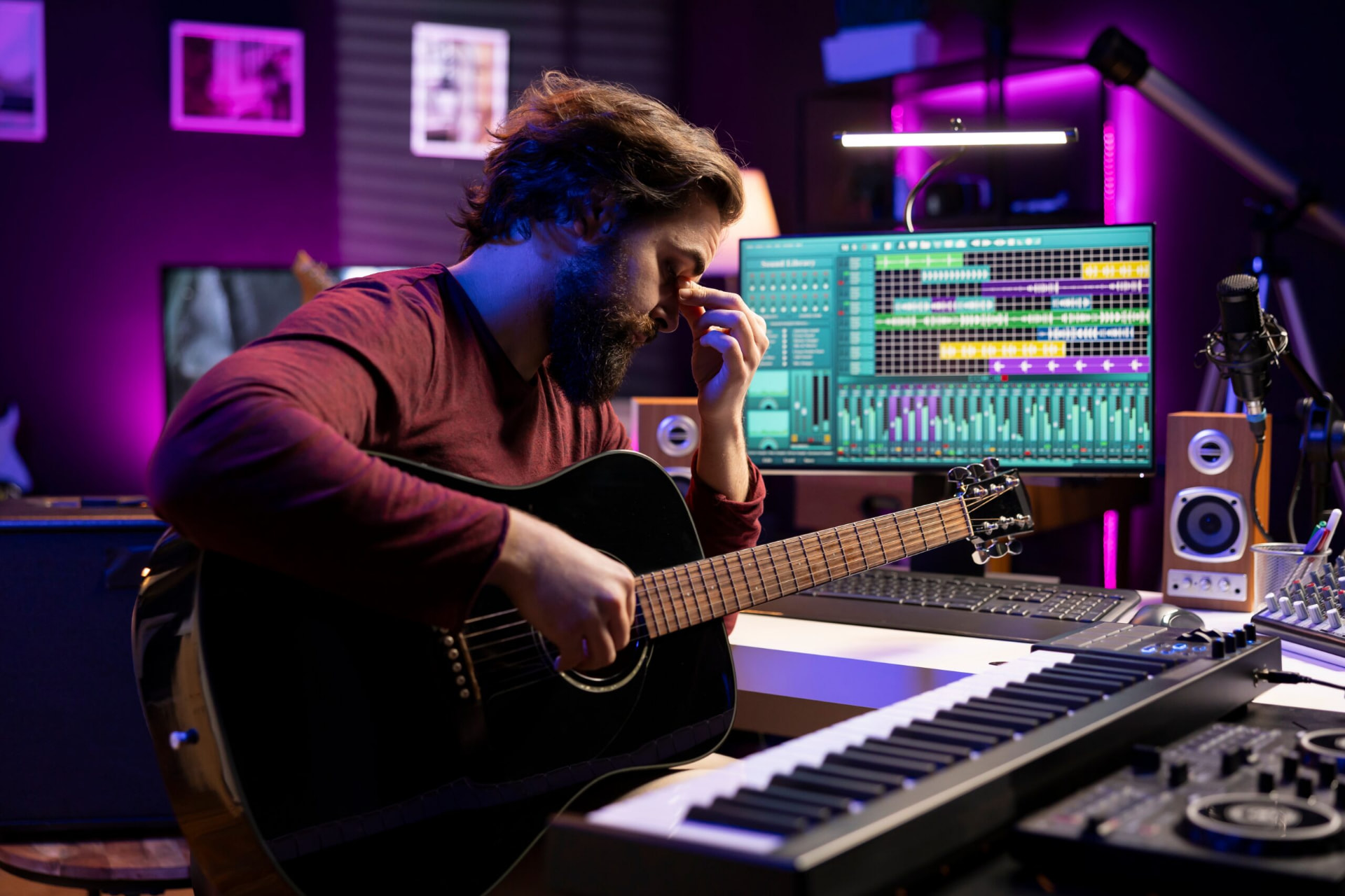 Artiste indépendant stressé devant son home studio, guitare en main