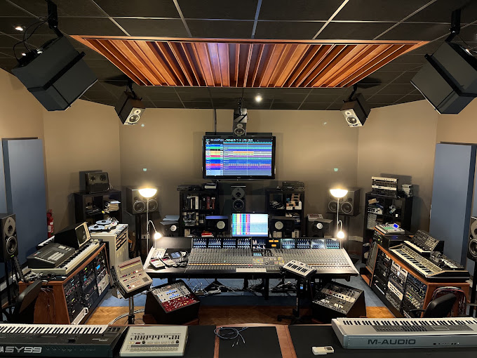 Régie du Sphere Studio avec sa console et ses écoutes